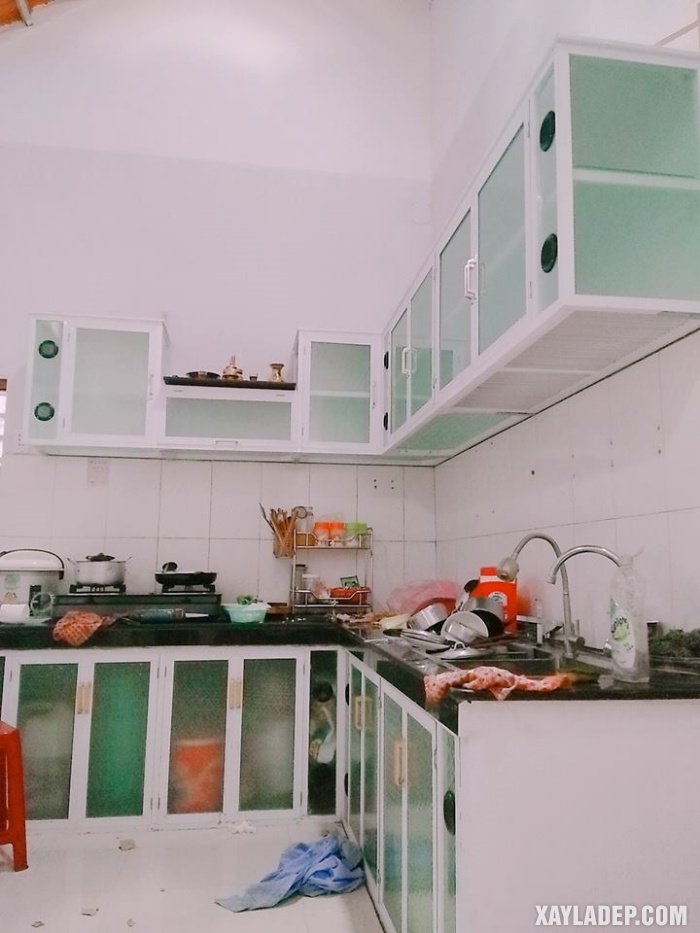 Hình 21: Mẫu tủ bếp nhôm kính trắng sứ chữ L treo tường