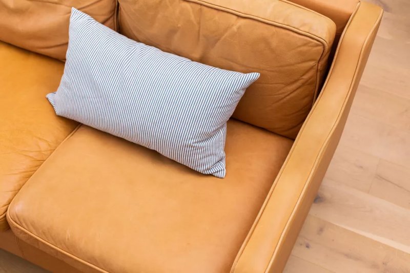 Cách làm sạch ghế sofa da