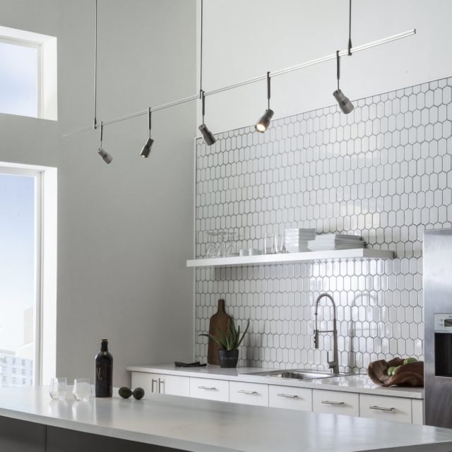 20 Ý tưởng trang trí đèn rọi ray (track light) cho phòng bếp hiện đại