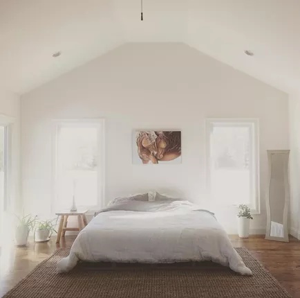 một phòng ngủ màu trắng đơn giản