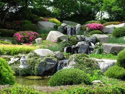 Vườn đá tuyệt đẹp với thác nước