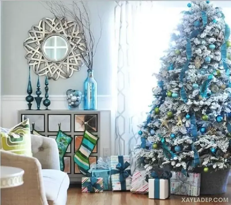 Một cây thông Noel màu xanh và trắng sáng