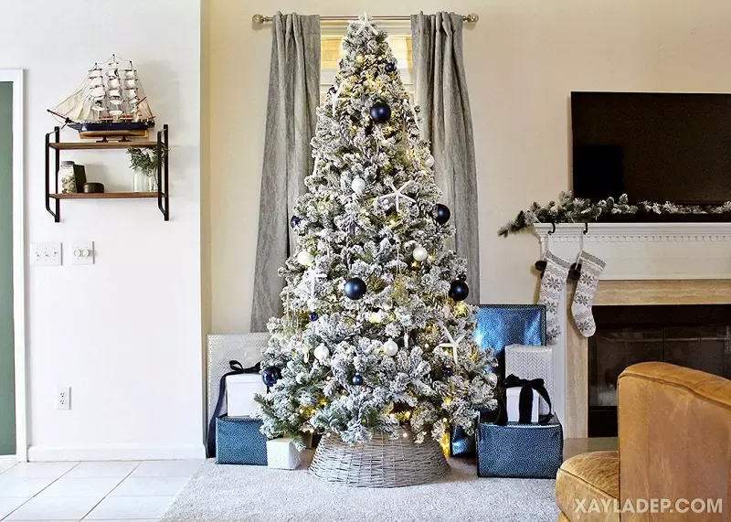 Một cây thông Noel màu xanh và trắng tối giản