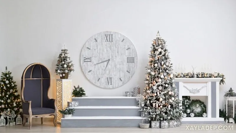 Một thiết kế cây thông Noel màu trắng và bạc